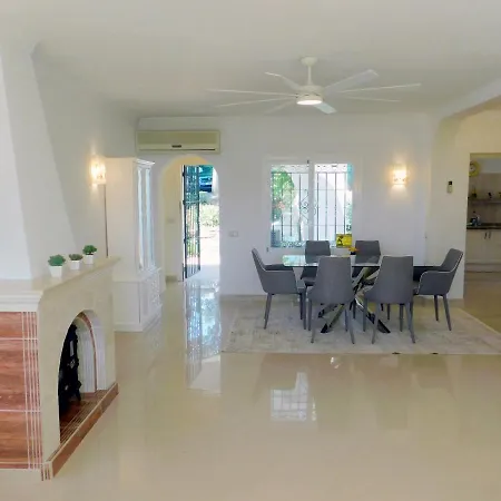 Casa El Paraiso Marbella 아파트 에스테포나